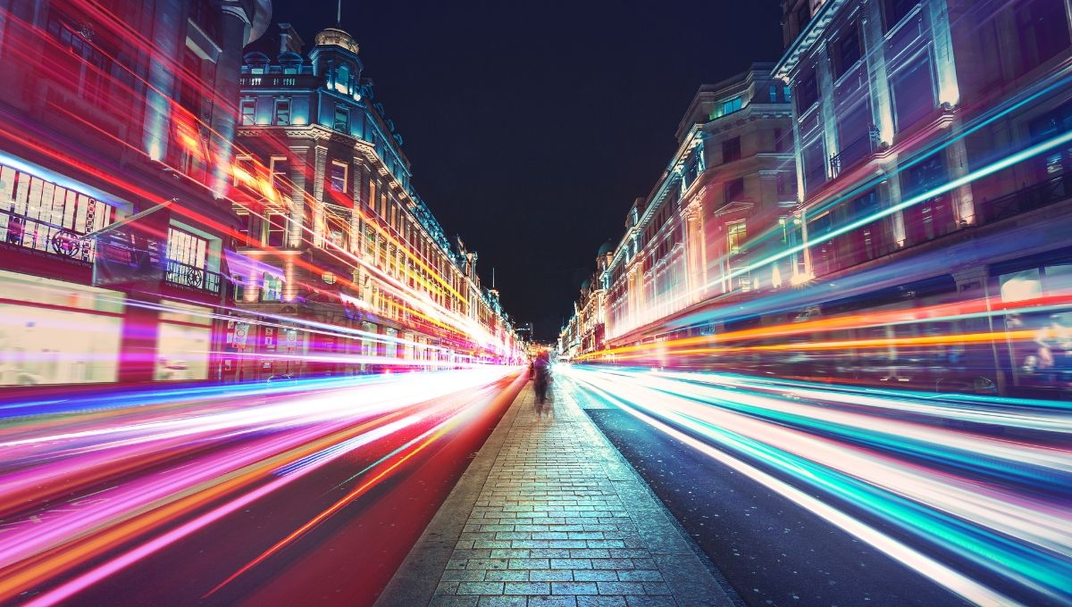 El trabajo a turnos y la luz de las ciudades elevan el riesgo de cáncer de mama, colon y próstata (Foto. Canva)