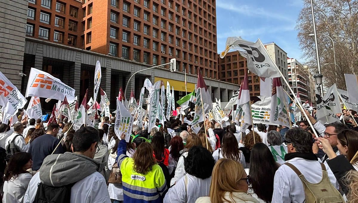 Miles de profesionales médicos se plantan ante Sanidad en rechazo del borrador del Estatuto Marco (Foto: CESM)