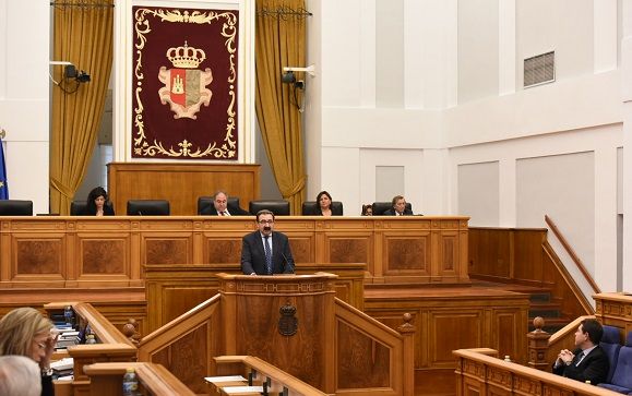 E consejero de Sanidad, Jesús Fernández Sanz, durante su comparecencia en las Cortes de Castilla La Mancha.