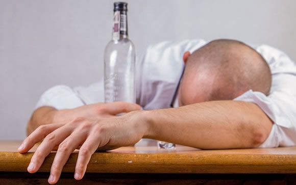 Un estudio advierte de la relación entre abuso de alcohol y depresión