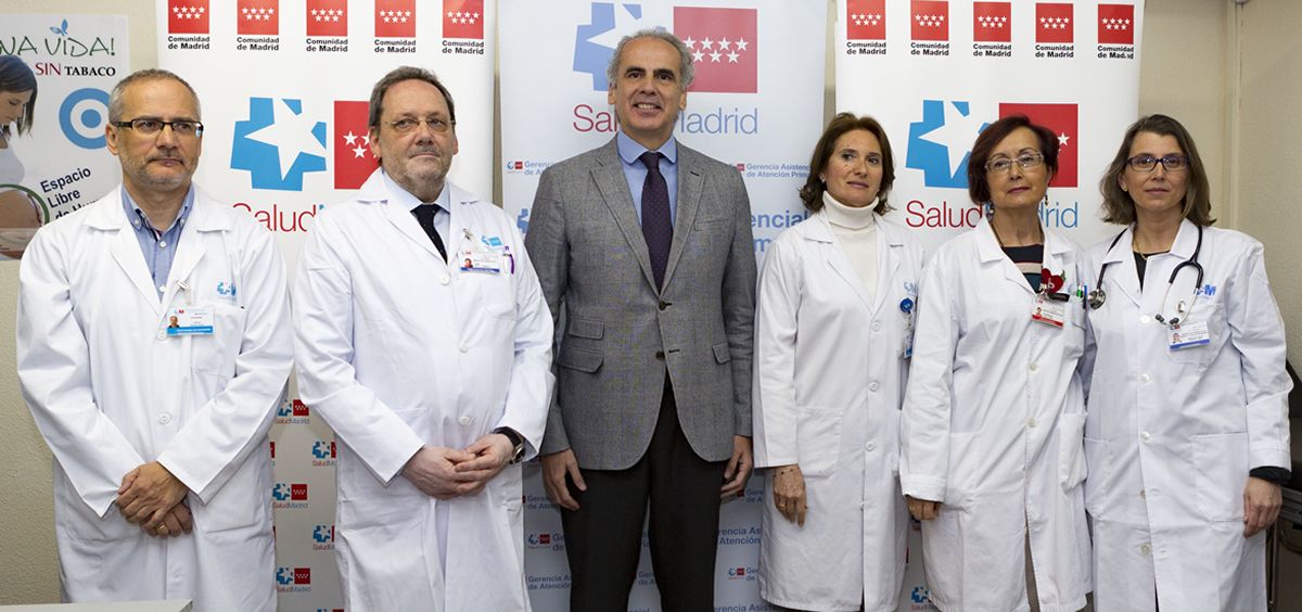 Enrique Ruiz Escudero, consejero de Sanidad de la Comunidad de Madrid, en el centro de salud madrileño La Chopera.