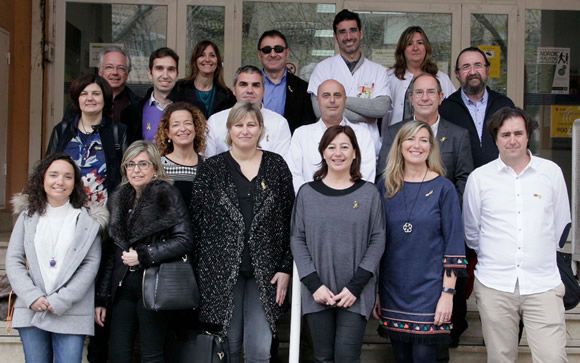 Francina Armengol y Patricia Gómez junto a miembros de la Gerencia de Atención Primaria y los coordinadores de los centros de salud afectados.