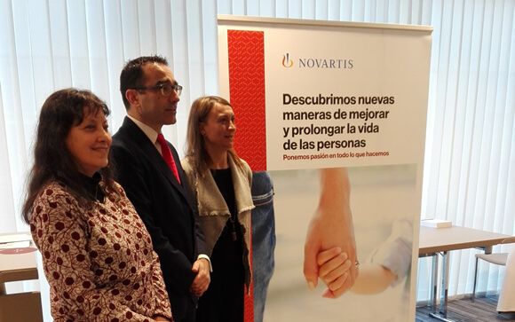 De izquierda a derecha: Delfina Balonga, presidenta de AGAF, el profesor Julián García Feijoo, presidente de la SEG y Josefina Lloret, responsable de Relaciones con los Pacientes de Novartis