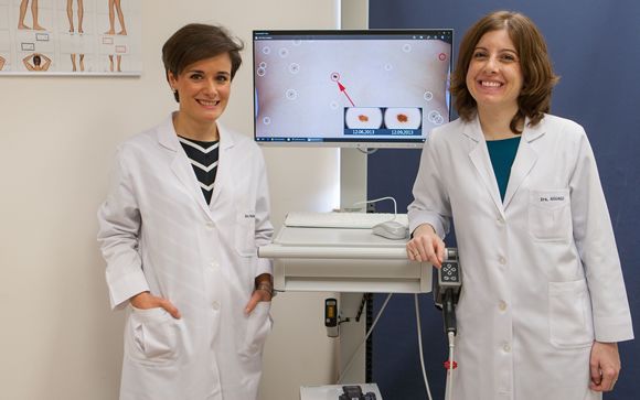 Irene Palacios y Leyre Aguado junto al nuevo dispositivo que permite el diagnóstico precoz del melanoma. 
