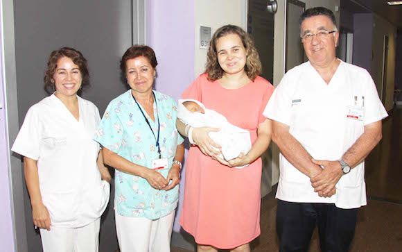 El doctor Isidro Victoria (derecha), junto a la madre del recién nacido y otras profesionales.