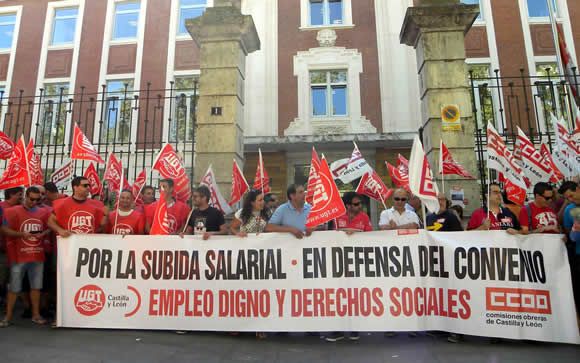 Los conductores de ambulancias de Castilla y León salen a la calle para pedir un aumento salarial