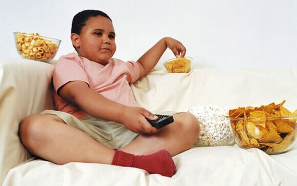 TV y comida basura elevan el riesgo de obesidad infantil