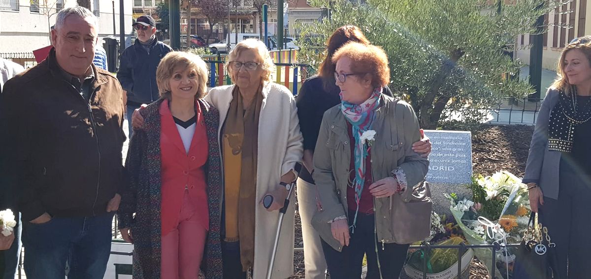 Luisa Carcedo, ministra de Sanidad, junto a Manuela Carmena, alcaldesa de Madrid, y asociaciones de víctimas.