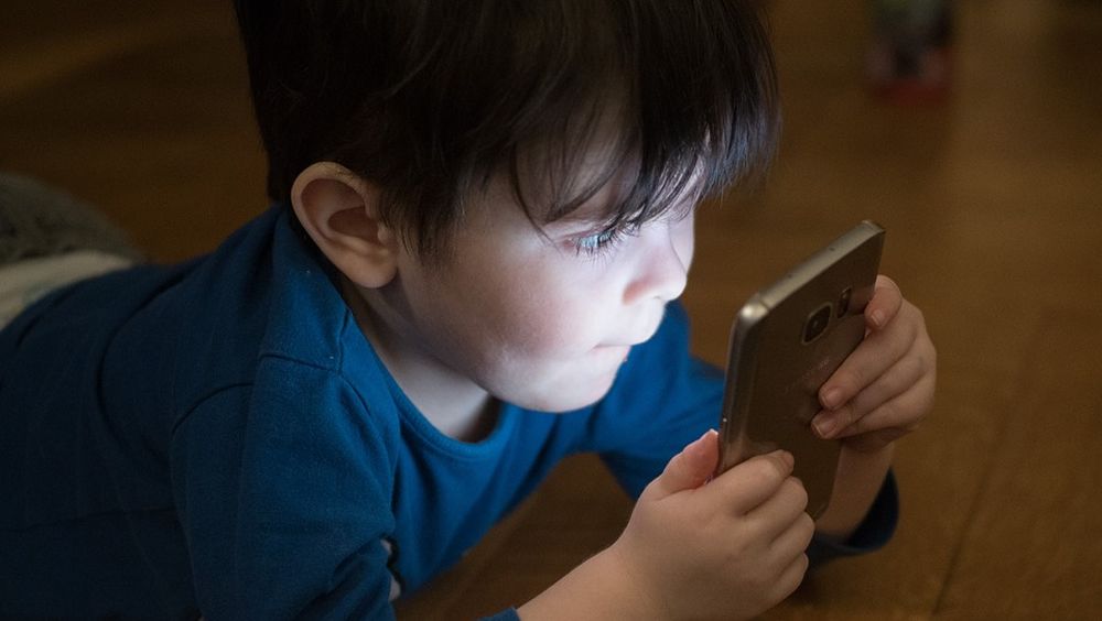 Los niños no deben pasar más de una hora frente a las pantallas